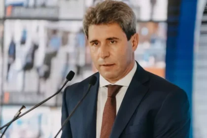 El senador nacional Sergio Uñac analiza frente a los micrófonos el impacto de la crisis económica en las familias.