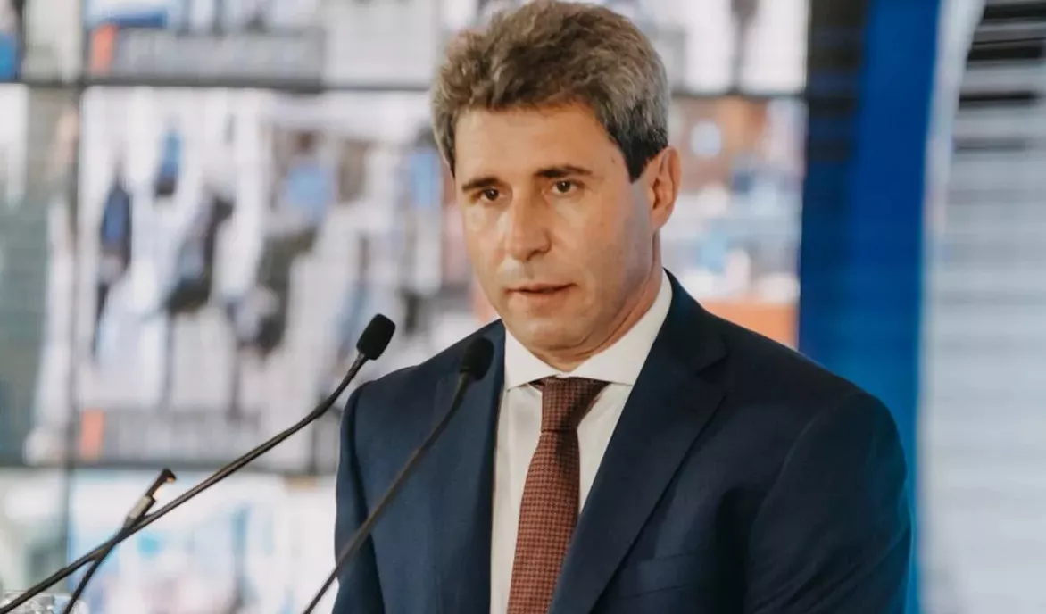 El senador nacional Sergio Uñac analiza frente a los micrófonos el impacto de la crisis económica en las familias.