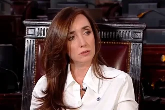 Corona de flores enviada por Victoria Villarruel quien se diferencia del oficialismo al despedir a Indio Solari