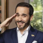 Abelardo de la Espriella celebrando el resultado de las elecciones presidenciales de Colombia en su centro de campaña