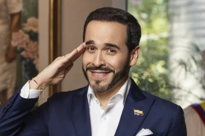 Abelardo de la Espriella celebrando el resultado de las elecciones presidenciales de Colombia en su centro de campaña