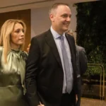 El jefe de Gabinete Manuel Adorni enfrenta una compleja situación judicial debido a la investigación sobre sus bienes familiares