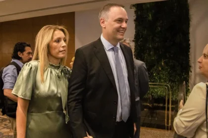 El jefe de Gabinete Manuel Adorni enfrenta una compleja situación judicial debido a la investigación sobre sus bienes familiares