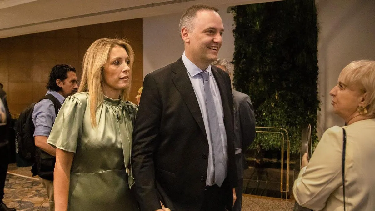 El jefe de Gabinete Manuel Adorni enfrenta una compleja situación judicial debido a la investigación sobre sus bienes familiares