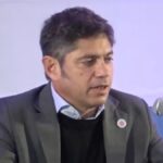 Axel Kicillof se muestra conmovido al recordar el legado cultural que deja el Indio Solari en un acto en La Plata.