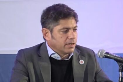 Axel Kicillof se muestra conmovido al recordar el legado cultural que deja el Indio Solari en un acto en La Plata.