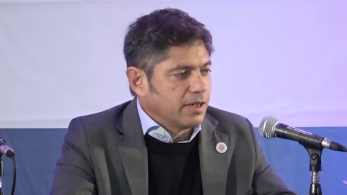 Axel Kicillof se muestra conmovido al recordar el legado cultural que deja el Indio Solari en un acto en La Plata.