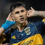 El delantero paraguayo Adam Bareiro retirándose lesionado del campo de juego durante un partido