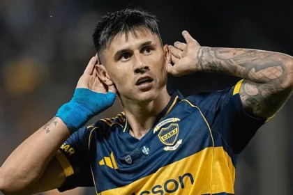 El delantero paraguayo Adam Bareiro retirándose lesionado del campo de juego durante un partido