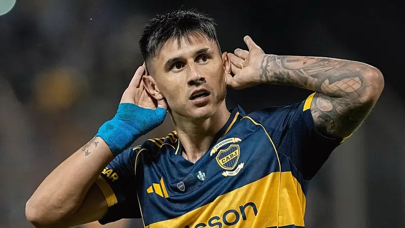 El delantero paraguayo Adam Bareiro retirándose lesionado del campo de juego durante un partido