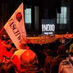 Axel Kicillof brinda declaraciones a la prensa durante la masiva despedida del Indio Solari en Buenos Aires.