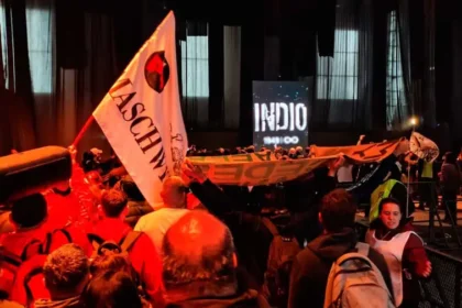 Axel Kicillof brinda declaraciones a la prensa durante la masiva despedida del Indio Solari en Buenos Aires.