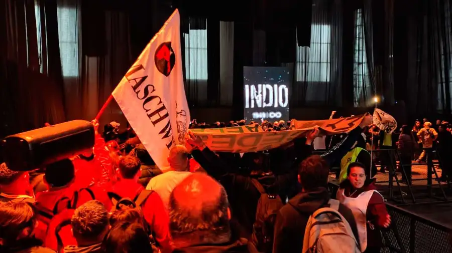 Axel Kicillof brinda declaraciones a la prensa durante la masiva despedida del Indio Solari en Buenos Aires.