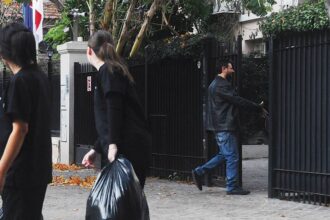 Repercusiones y sorpresa por foto de Juan Grabois ingresando a una propiedad en Barrio Parque