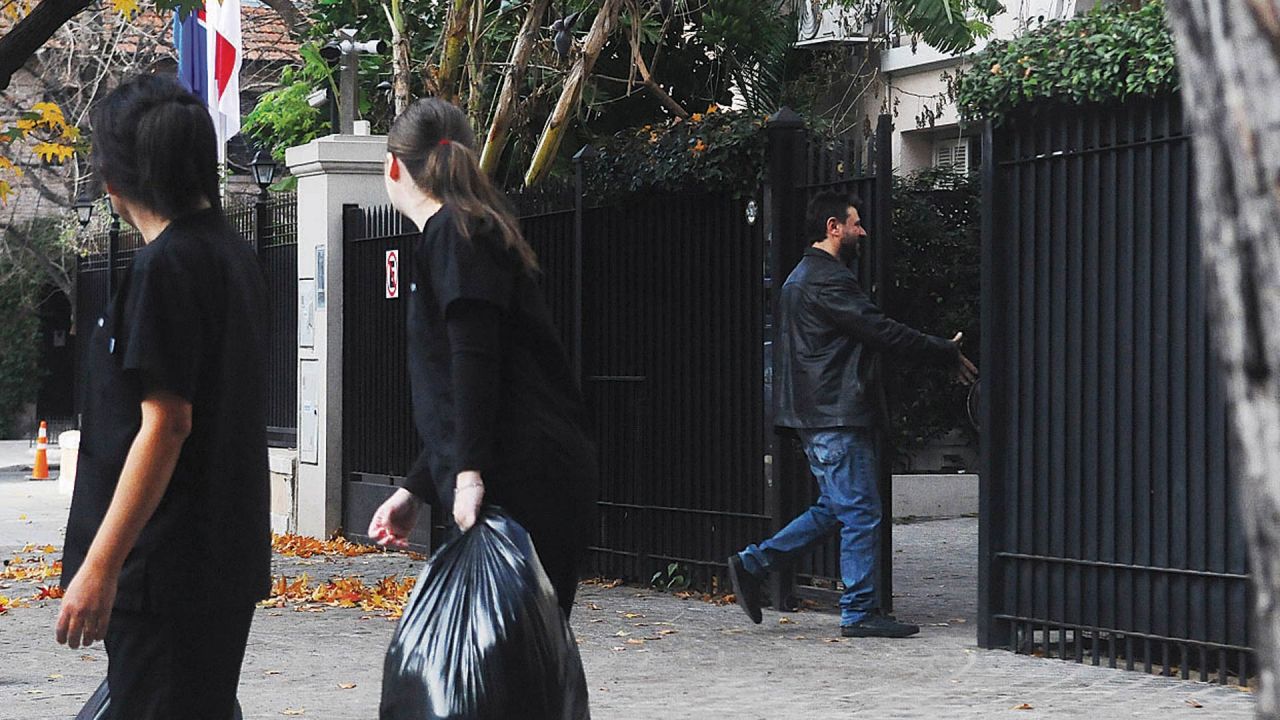 Repercusiones y sorpresa por foto de Juan Grabois ingresando a una propiedad en Barrio Parque