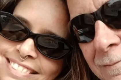 El periodista sonríe junto a la nueva novia de Matías Martin durante una escapada de fin de semana en Buenos Aires.
