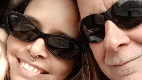 El periodista sonríe junto a la nueva novia de Matías Martin durante una escapada de fin de semana en Buenos Aires.