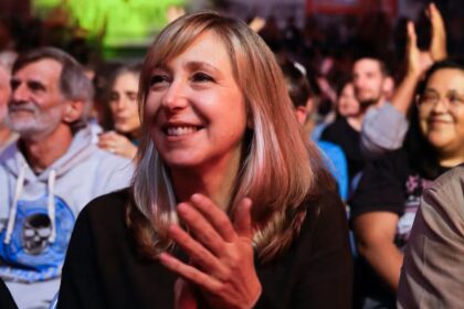 Myriam Bregman habla en Neuquén sobre cómo construir un nuevo movimiento político ante sus militantes.