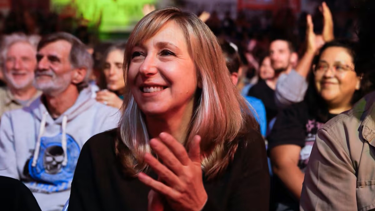 Myriam Bregman habla en Neuquén sobre cómo construir un nuevo movimiento político ante sus militantes.