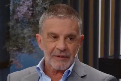Osvaldo Laport dialogando con la conductora durante la emisión del programa de Mirtha Legrand
