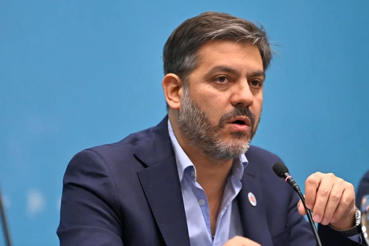 Carlos Bianco cuestionó a Milei por el proyecto para derogar la Ley de Tierras