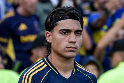 Exequiel Zeballos durante un partido con Boca antes de su posible llegada al Napoli