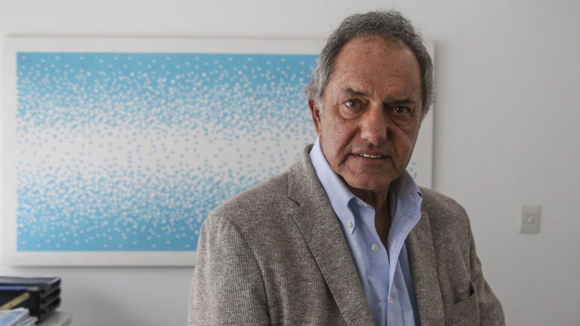 Personal policial en la quinta de Daniel Scioli tras el intento de robo a Scioli en Villa La Ñata.