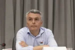 Esteban Paulón durante una actividad legislativa en la que Esteban Paulón criticó a Milei por el viaje a Brasil.