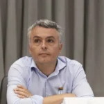 Esteban Paulón durante una actividad legislativa en la que Esteban Paulón criticó a Milei por el viaje a Brasil.