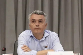 Esteban Paulón durante una actividad legislativa en la que Esteban Paulón criticó a Milei por el viaje a Brasil.