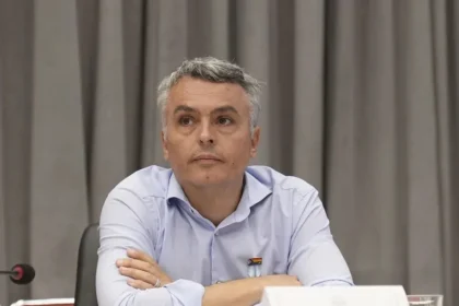 Esteban Paulón durante una actividad legislativa en la que Esteban Paulón criticó a Milei por el viaje a Brasil.