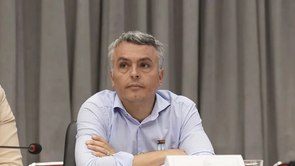 Esteban Paulón durante una actividad legislativa en la que Esteban Paulón criticó a Milei por el viaje a Brasil.