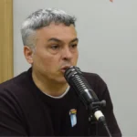 Esteban Paulón durante una crítica a Adrián Ravier por sus declaraciones sobre el endeudamiento de las familias.