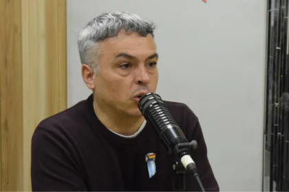 Esteban Paulón durante una crítica a Adrián Ravier por sus declaraciones sobre el endeudamiento de las familias.