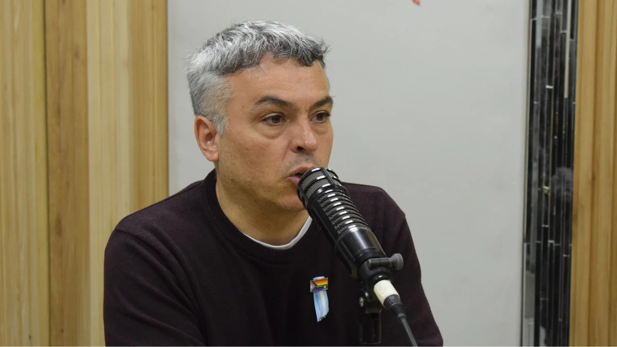 Esteban Paulón durante una crítica a Adrián Ravier por sus declaraciones sobre el endeudamiento de las familias.