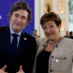 Manifestantes durante una marcha contra el FMI frente al Ministerio de Economía por la visita de Kristalina Georgieva