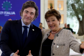 Manifestantes durante una marcha contra el FMI frente al Ministerio de Economía por la visita de Kristalina Georgieva