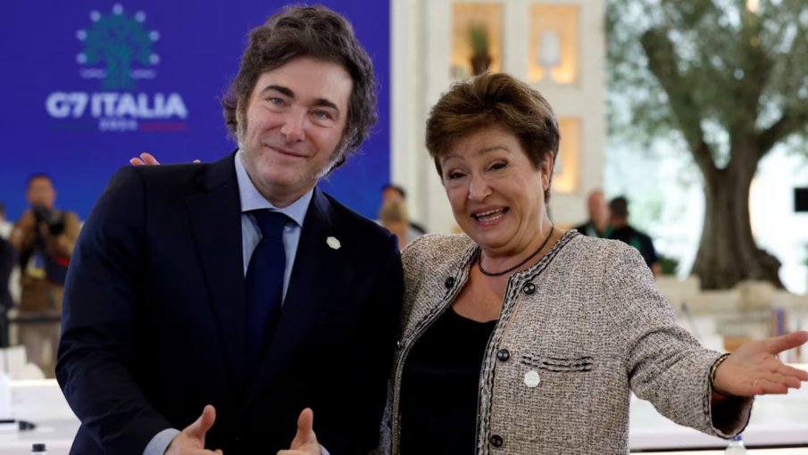 Manifestantes durante una marcha contra el FMI frente al Ministerio de Economía por la visita de Kristalina Georgieva