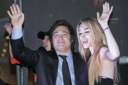 Javier Milei y Fátima Flórez durante una aparición pública tras los rumores de reconciliación.