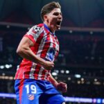 Julián Álvarez durante un partido del Atlético de Madrid mientras Barcelona quiere a Julián Álvarez