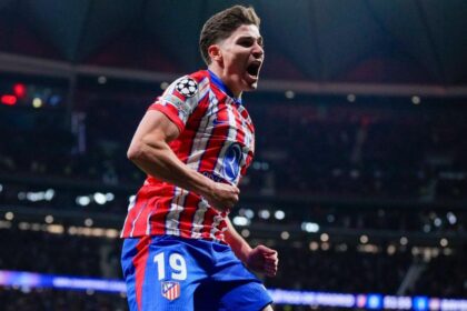 Julián Álvarez durante un partido del Atlético de Madrid mientras Barcelona quiere a Julián Álvarez