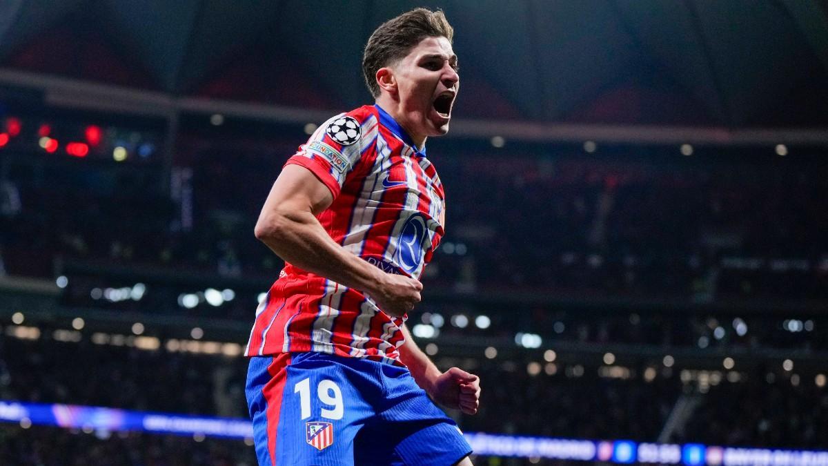 Julián Álvarez durante un partido del Atlético de Madrid mientras Barcelona quiere a Julián Álvarez