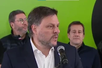 Leandro Santoro criticó al Gobierno por la prohibición de banderas sobre Malvinas