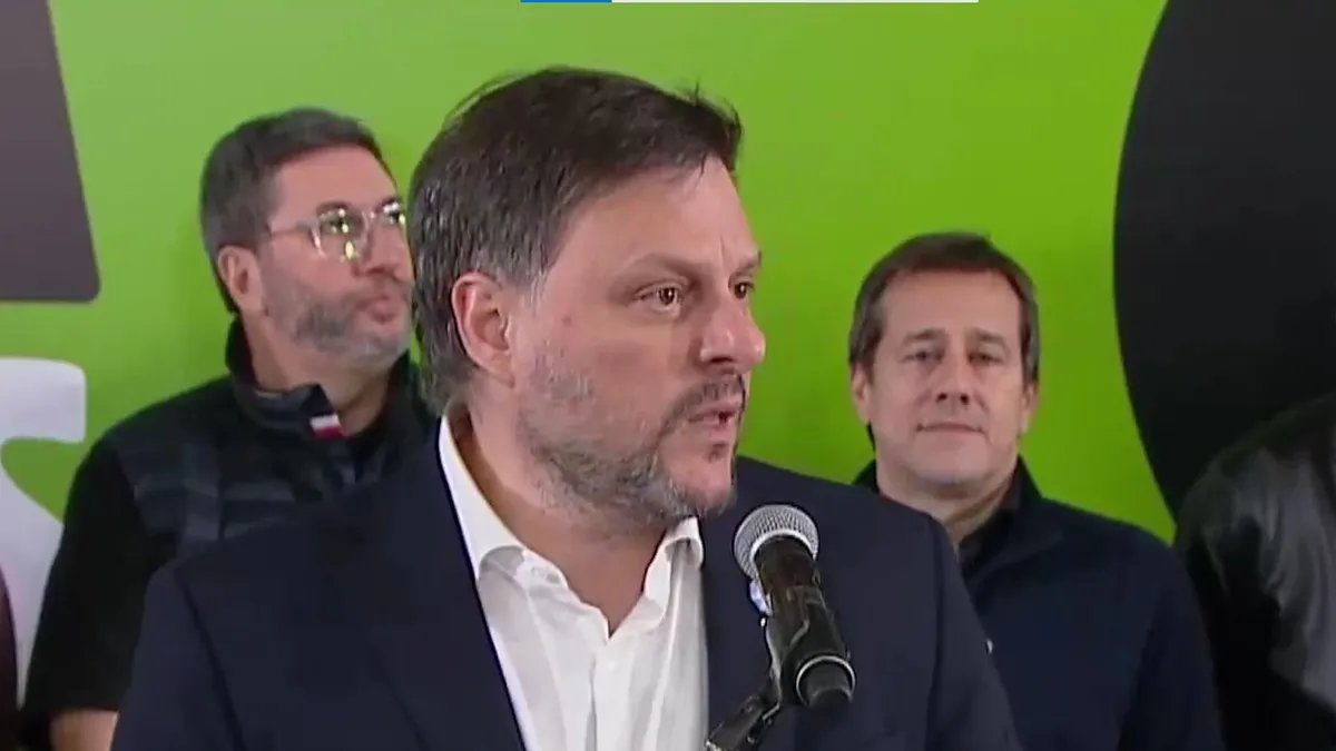 Leandro Santoro criticó al Gobierno por la prohibición de banderas sobre Malvinas