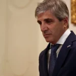 Luis Caputo durante una entrevista sobre la inflación argentina y la recuperación económica.