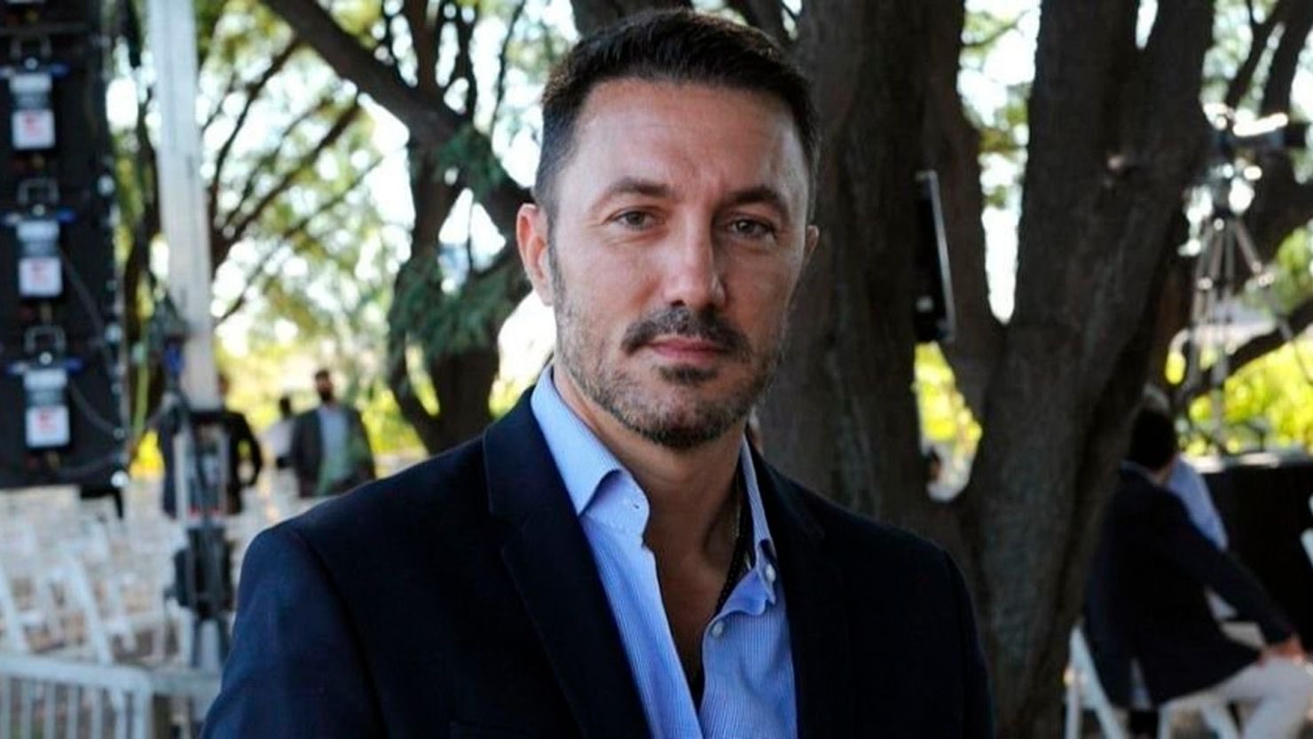 Luis Petri sostiene un mate con la inscripción Milei 2027 en una muestra de Luis Petri apoya a Milei.