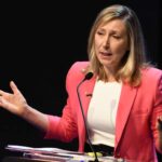 Myriam Bregman durante una manifestación denunciando un pacto del Gobierno con el FMI