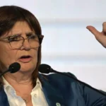 Patricia Bullrich sosteniendo la bandera argentina frente a la campaña contra la Argentina en redes