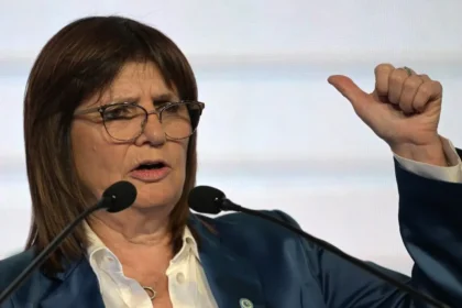 Patricia Bullrich sosteniendo la bandera argentina frente a la campaña contra la Argentina en redes