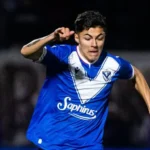 Tobías Andrada jugando para Vélez mientras River negocia su incorporación.